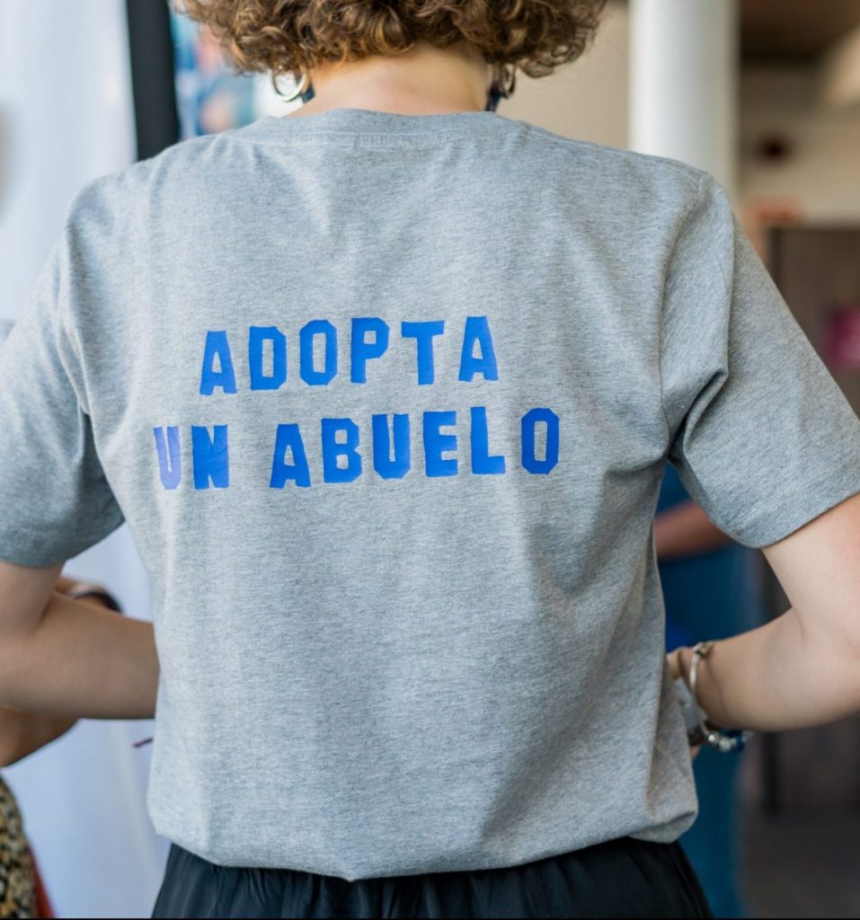 voluntaria adopta un abuelo